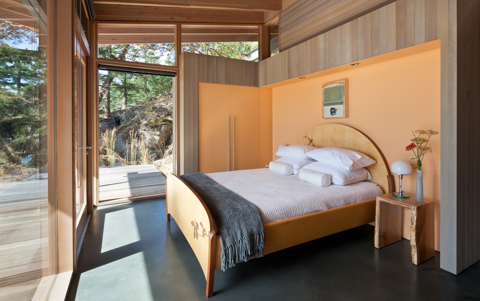На фото: хозяйская спальня в современном стиле с бетонным полом, оранжевыми стенами и синим полом