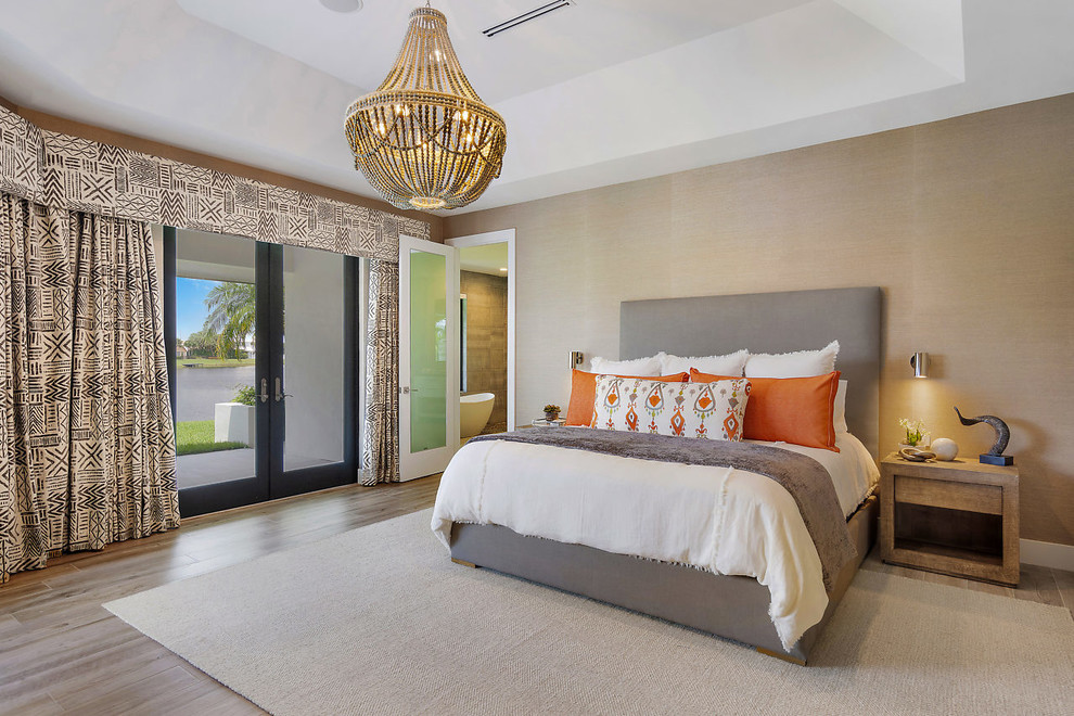 Diseño de dormitorio costero con paredes beige, suelo de madera en tonos medios y suelo marrón