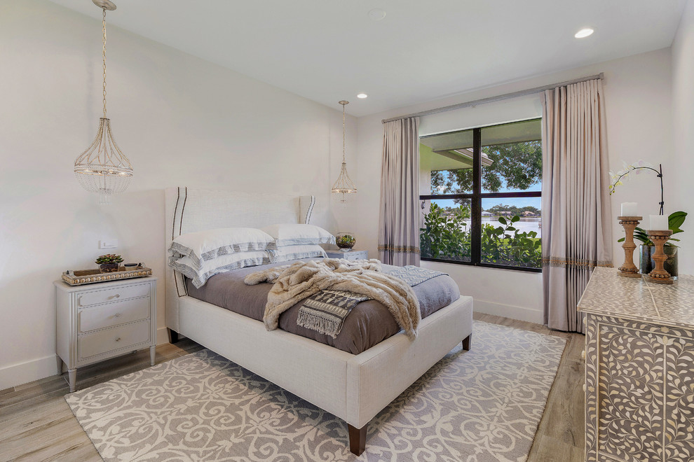 Ejemplo de dormitorio marinero con paredes blancas, suelo de madera en tonos medios y suelo marrón