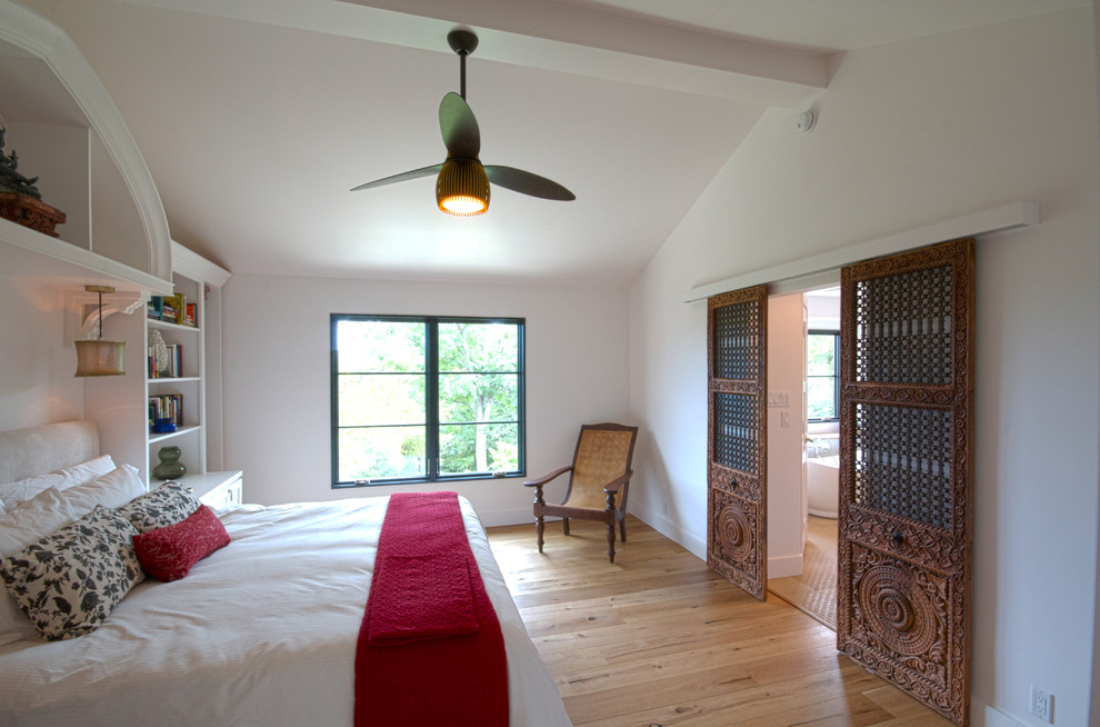 Mittelgroßes Modernes Hauptschlafzimmer ohne Kamin mit weißer Wandfarbe und hellem Holzboden in Austin