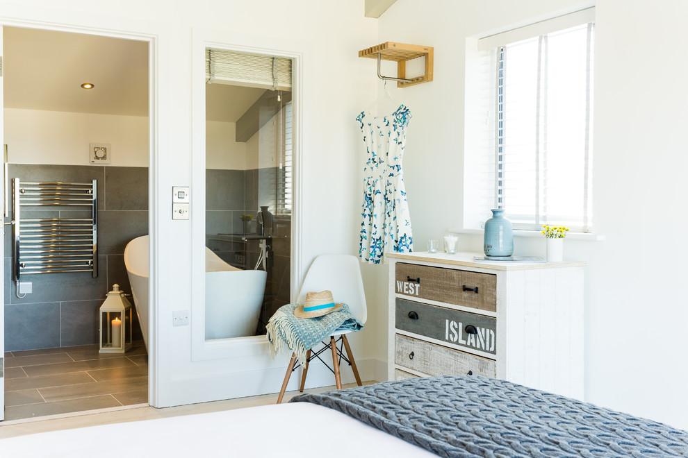 Свежая идея для дизайна: гостевая спальня (комната для гостей), в светлых тонах в морском стиле с белыми стенами и ковровым покрытием - отличное фото интерьера