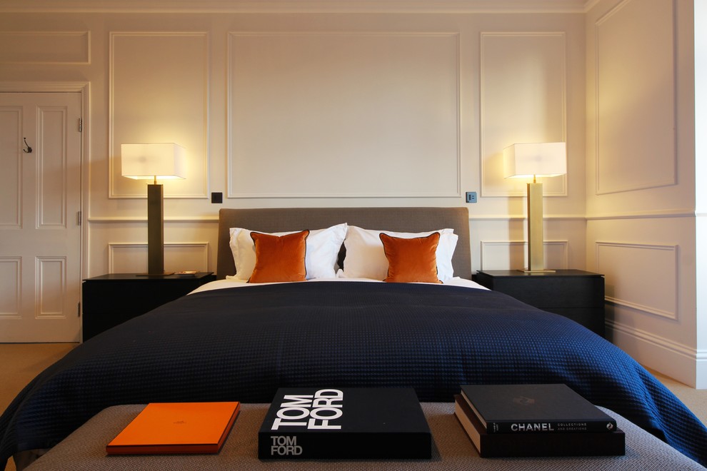 На фото: огромная хозяйская спальня в стиле фьюжн с белыми стенами, ковровым покрытием и бежевым полом с