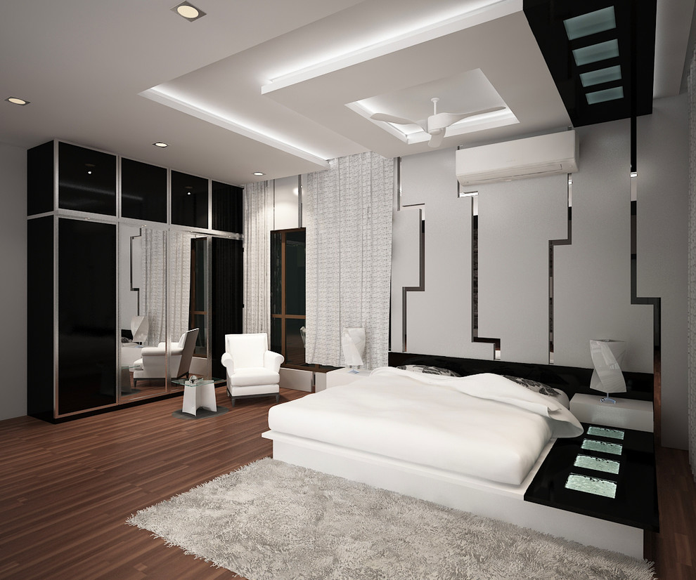 Großes Modernes Hauptschlafzimmer mit weißer Wandfarbe und hellem Holzboden in Bangalore