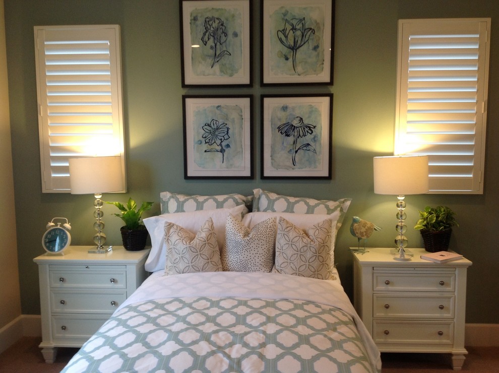 Пример оригинального дизайна: хозяйская спальня среднего размера в стиле фьюжн с синими стенами