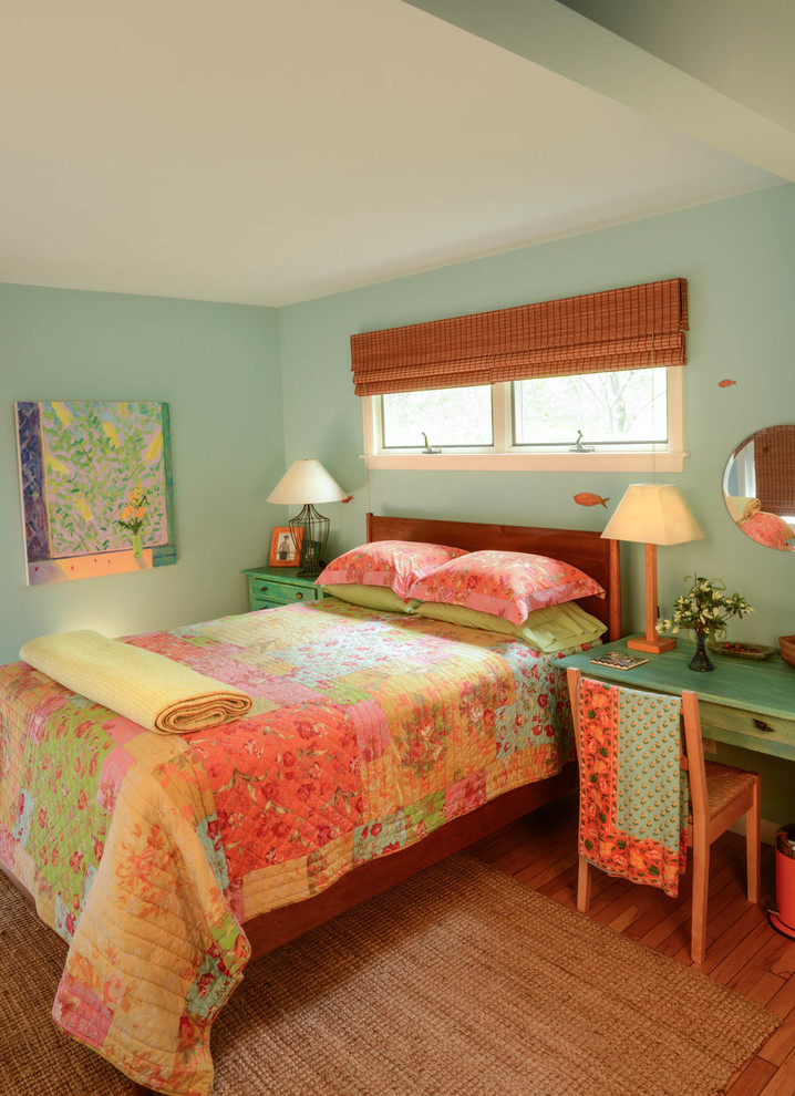 Идея дизайна: хозяйская спальня в стиле фьюжн с синими стенами и светлым паркетным полом