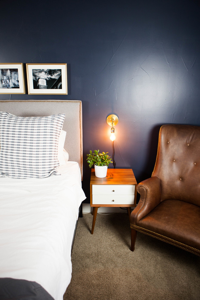 Источник вдохновения для домашнего уюта: гостевая спальня среднего размера, (комната для гостей) в современном стиле с синими стенами, ковровым покрытием и бежевым полом