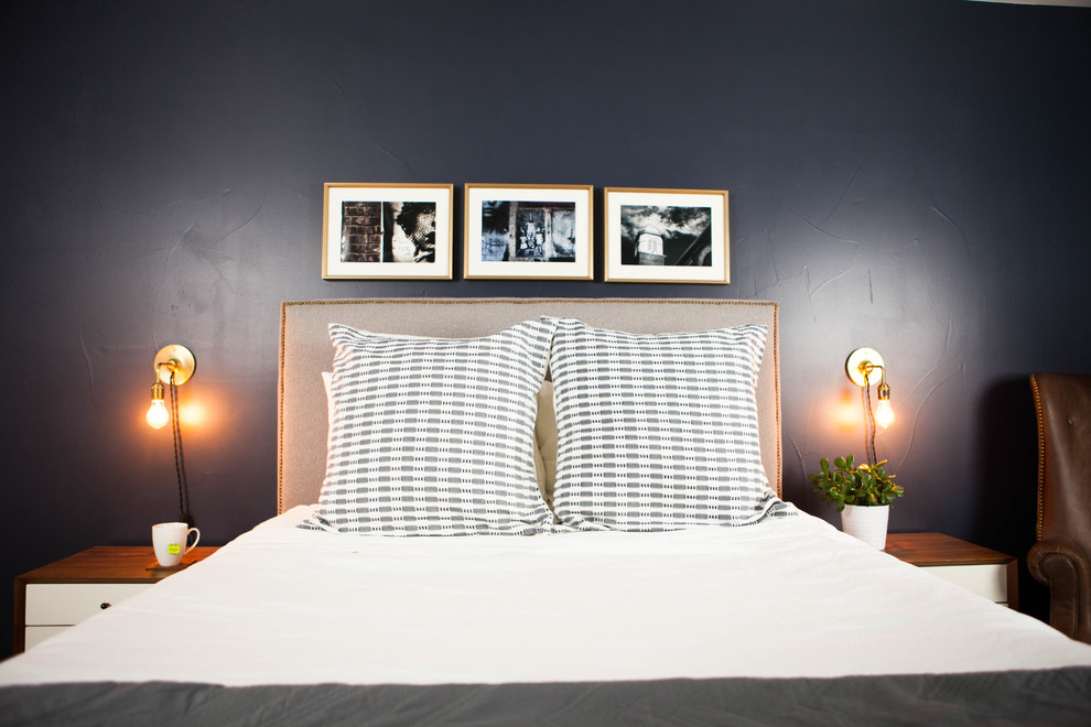 Foto di una camera degli ospiti contemporanea di medie dimensioni con pareti blu, moquette e pavimento beige