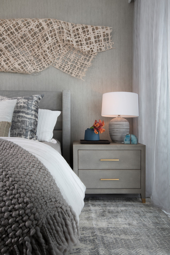 На фото: гостевая, серо-белая спальня (комната для гостей) в современном стиле с ковровым покрытием и серым полом