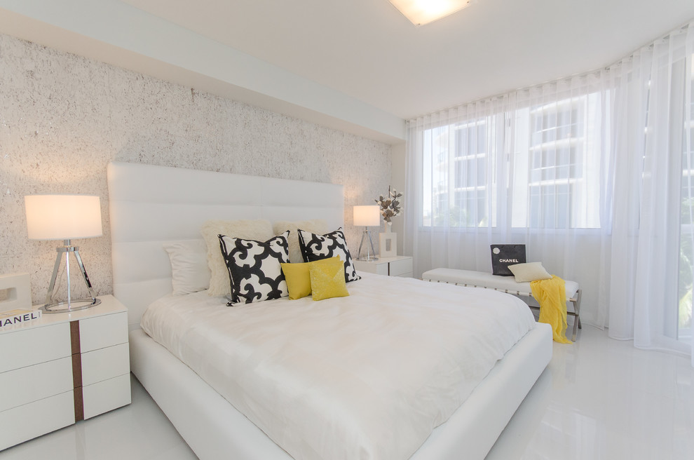 Mittelgroßes Modernes Hauptschlafzimmer mit weißer Wandfarbe und Porzellan-Bodenfliesen in Miami