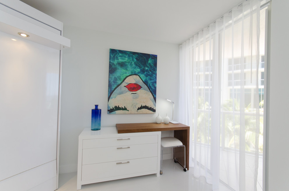 Esempio di una camera degli ospiti minimalista di medie dimensioni con pareti bianche