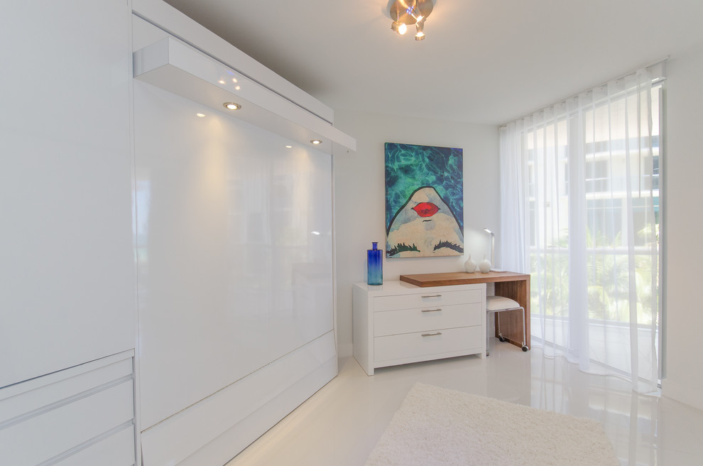 Idée de décoration pour une chambre d'amis minimaliste de taille moyenne avec un mur blanc et un sol en carrelage de porcelaine.