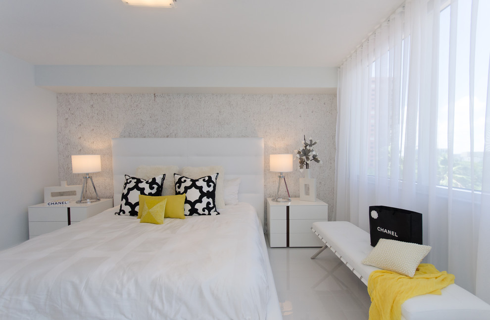 Diseño de dormitorio principal moderno de tamaño medio con paredes blancas y suelo de baldosas de porcelana