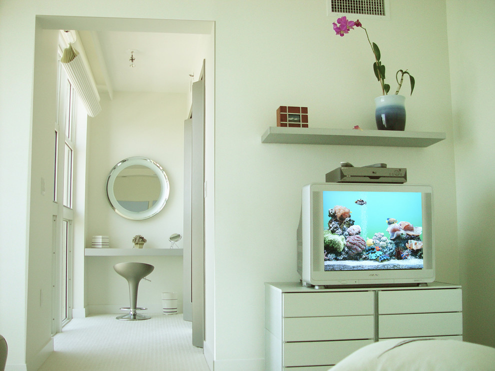 Diseño de habitación de invitados minimalista de tamaño medio con paredes blancas y moqueta