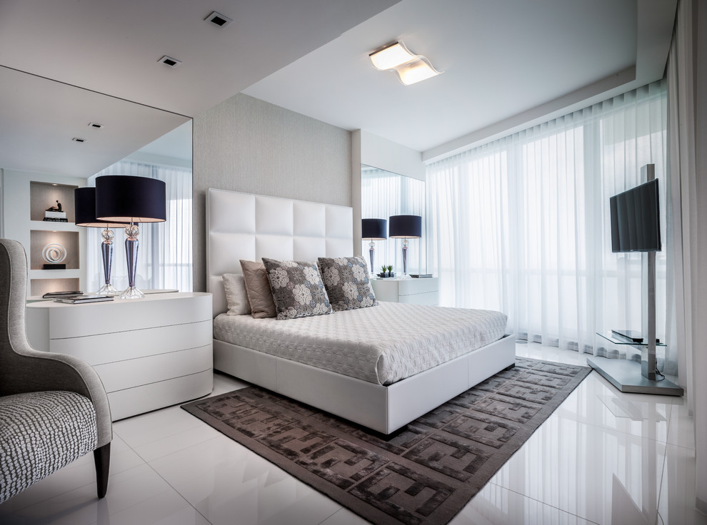 Ejemplo de dormitorio principal contemporáneo de tamaño medio sin chimenea con paredes blancas, suelo de baldosas de porcelana y suelo blanco