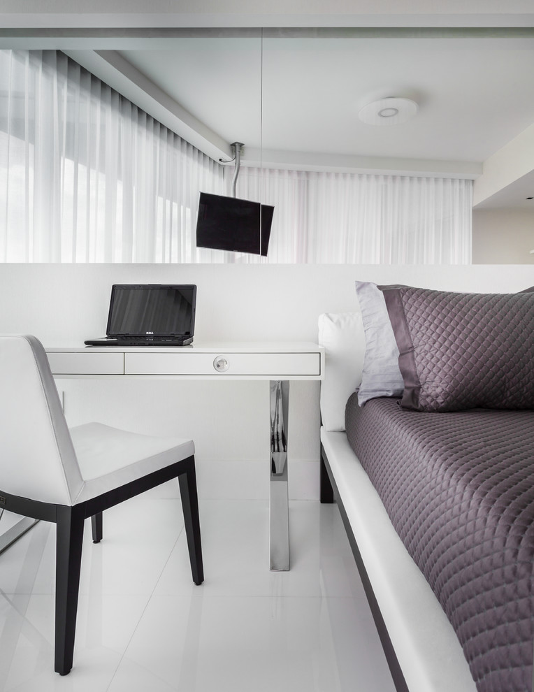 Mittelgroßes Modernes Hauptschlafzimmer ohne Kamin mit weißer Wandfarbe, Porzellan-Bodenfliesen und weißem Boden in Miami