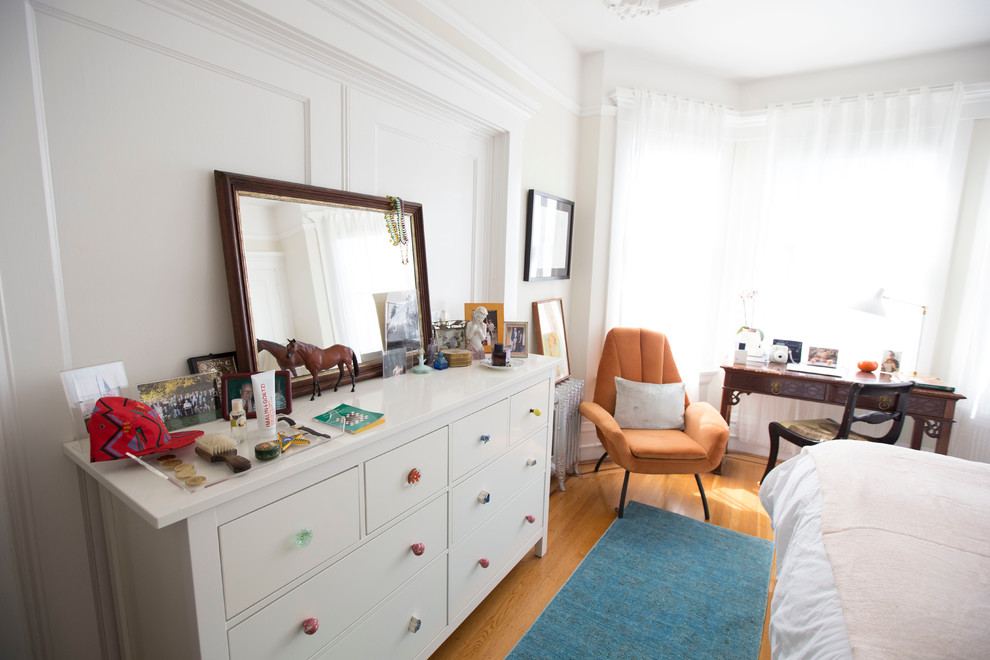 Modelo de dormitorio principal ecléctico pequeño con paredes beige y suelo de madera en tonos medios