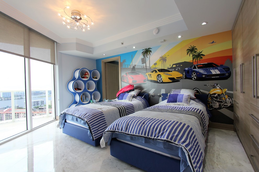 Kleines Modernes Gästezimmer ohne Kamin mit blauer Wandfarbe und Marmorboden in Miami