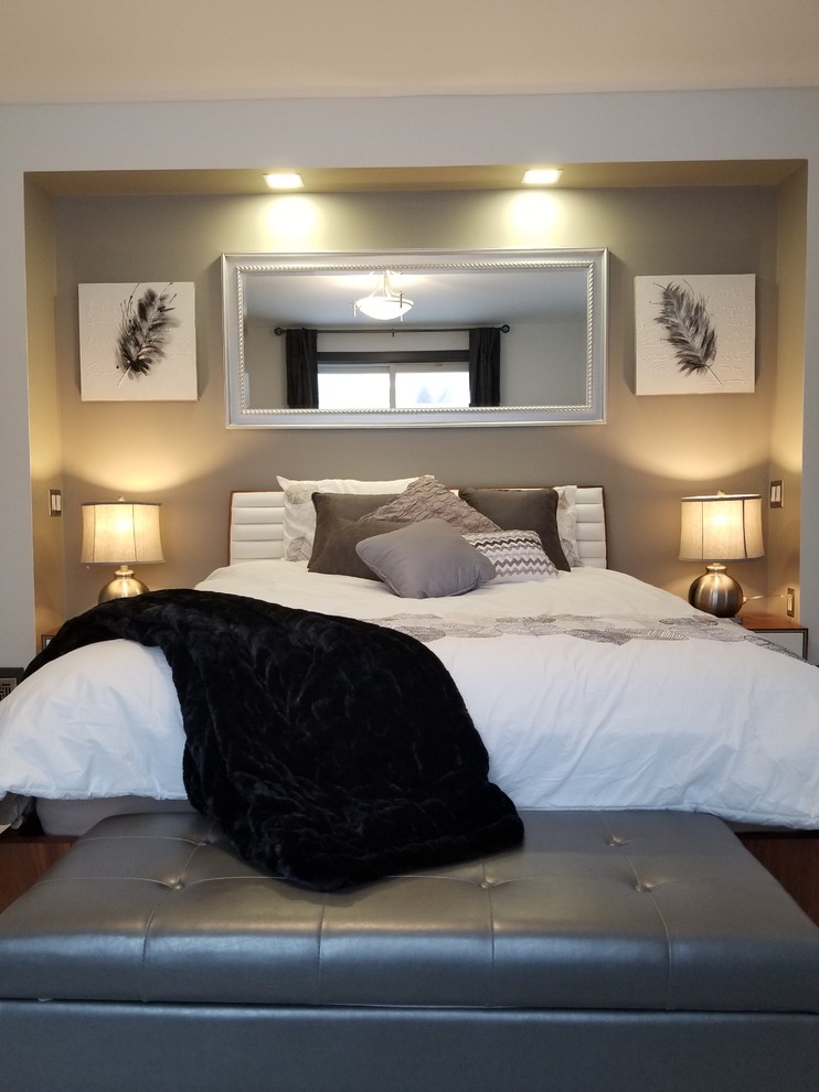 Ispirazione per una camera da letto classica di medie dimensioni con pareti bianche, moquette e pavimento grigio
