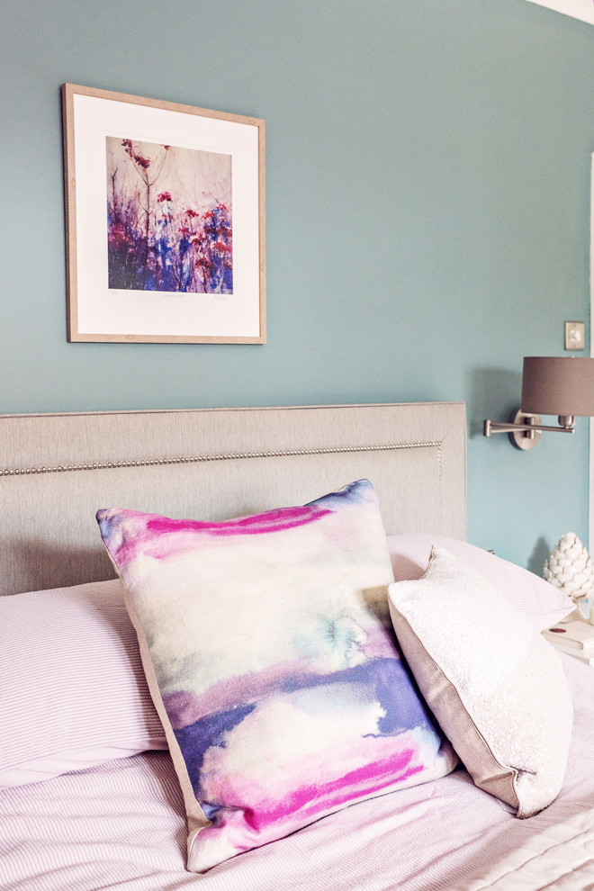 Esempio di una camera degli ospiti country con pareti blu, moquette e pavimento beige