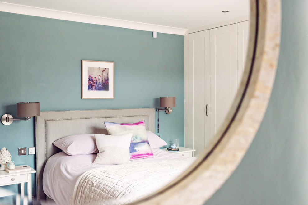 Foto di una camera matrimoniale country di medie dimensioni con pareti blu, moquette e pavimento beige