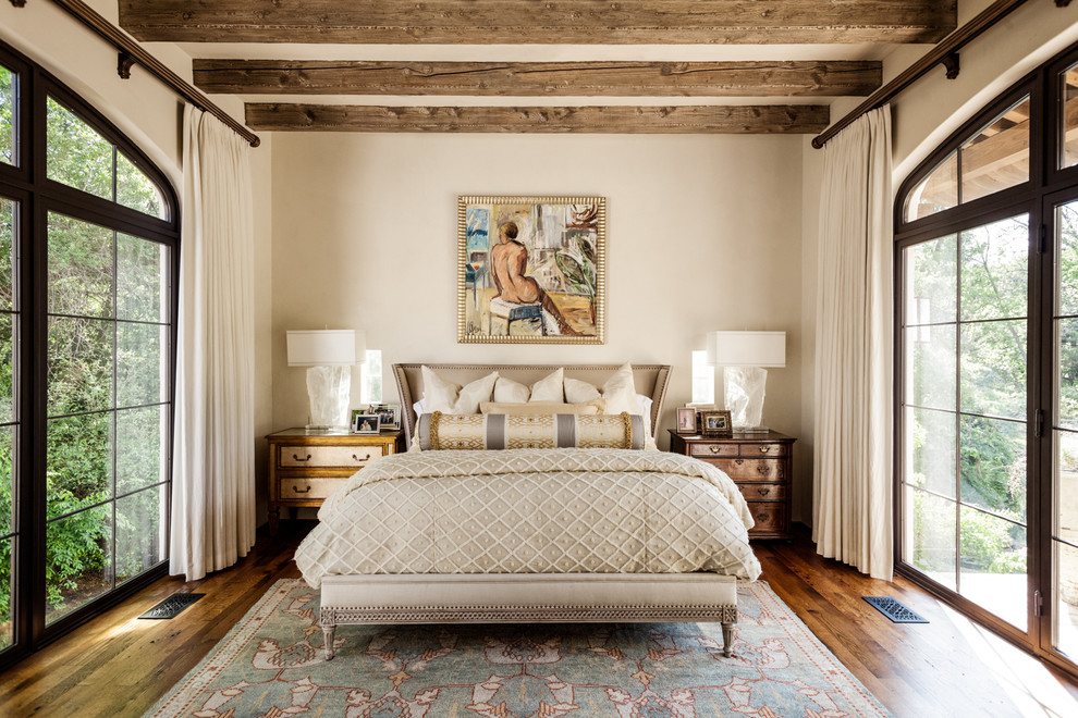 Ispirazione per una camera da letto mediterranea con pareti beige