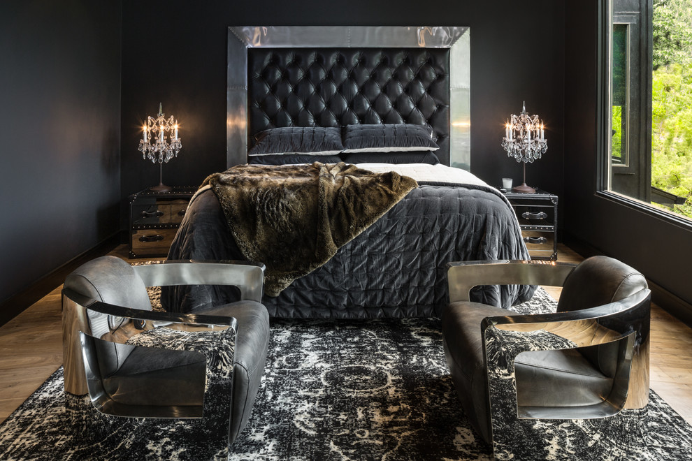 ダラスにある広いコンテンポラリースタイルのおしゃれな主寝室 (黒い壁、淡色無垢フローリング)