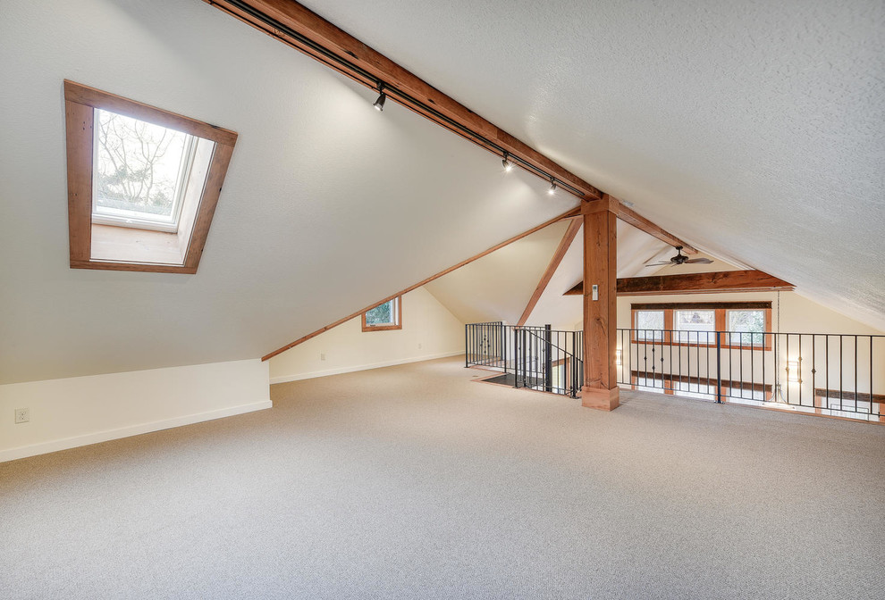 Kleines Klassisches Schlafzimmer ohne Kamin, im Loft-Style mit weißer Wandfarbe, Teppichboden und weißem Boden in Portland