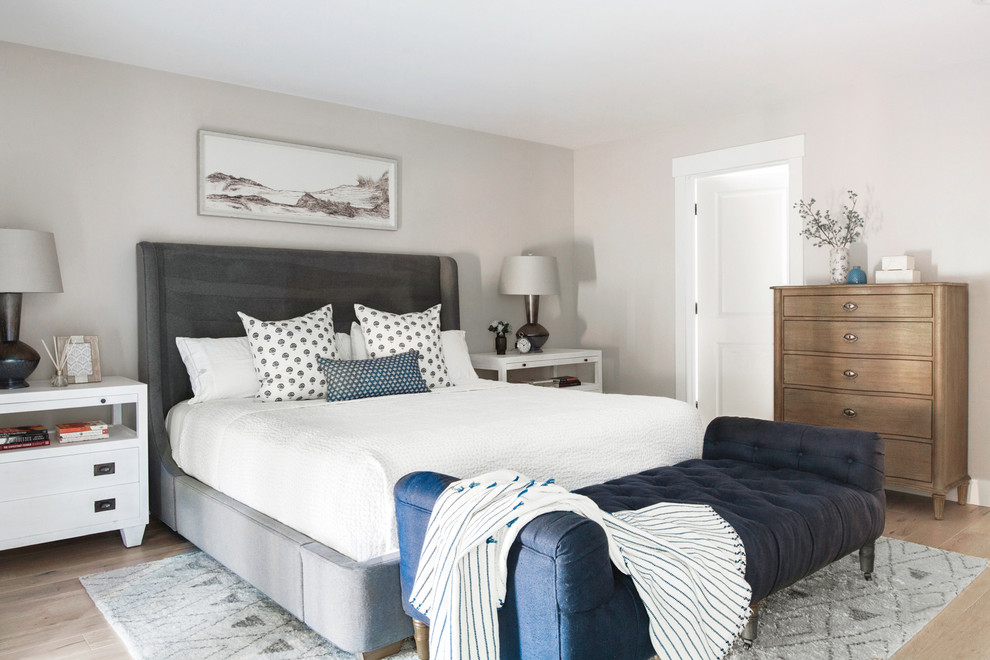 Пример оригинального дизайна: хозяйская спальня в морском стиле с светлым паркетным полом и серыми стенами без камина