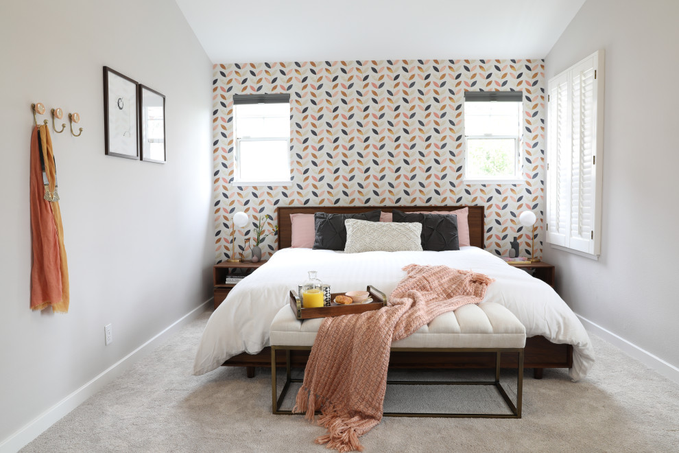 Diseño de dormitorio principal vintage de tamaño medio sin chimenea con moqueta, suelo gris y paredes grises
