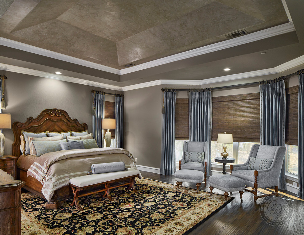 Идея дизайна: хозяйская спальня в классическом стиле с серыми стенами, темным паркетным полом и коричневым полом