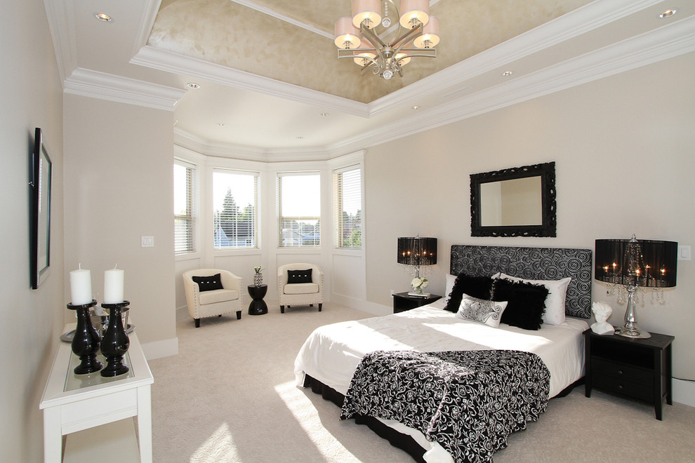 バンクーバーにある広いトランジショナルスタイルのおしゃれな主寝室 (ベージュの壁、カーペット敷き、暖炉なし)