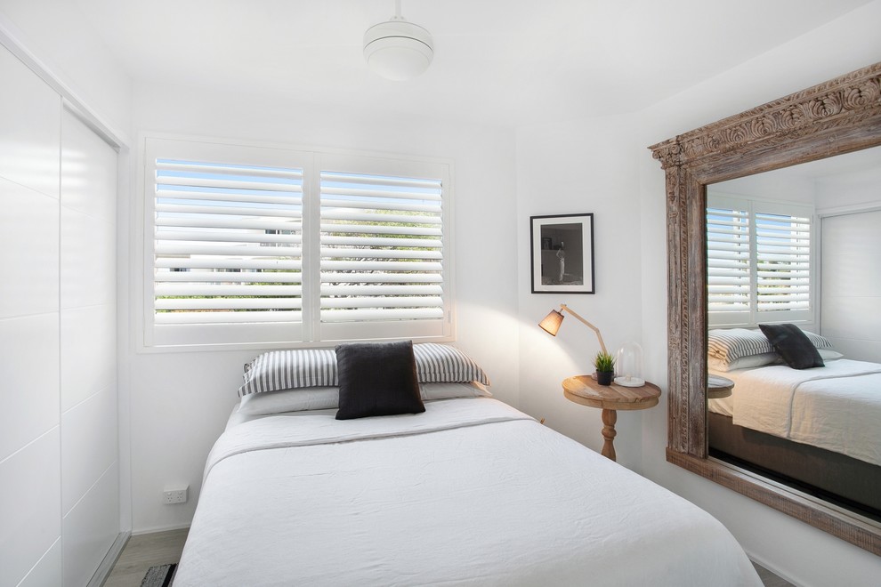 Kleines Maritimes Schlafzimmer mit weißer Wandfarbe, Vinylboden und beigem Boden in Sunshine Coast