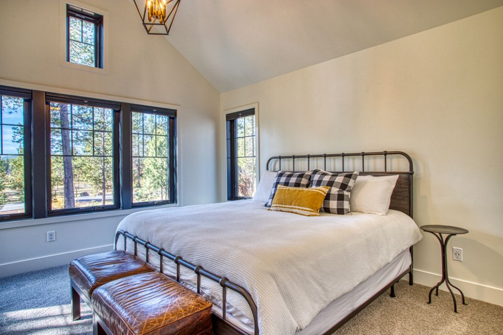 Foto di una camera da letto country di medie dimensioni con pareti bianche, pavimento in gres porcellanato e pavimento beige