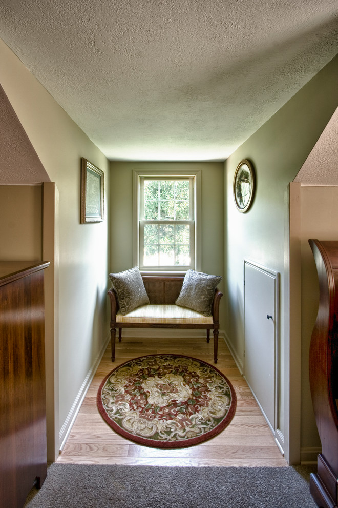 Imagen de dormitorio principal tradicional de tamaño medio con paredes verdes y suelo de madera clara