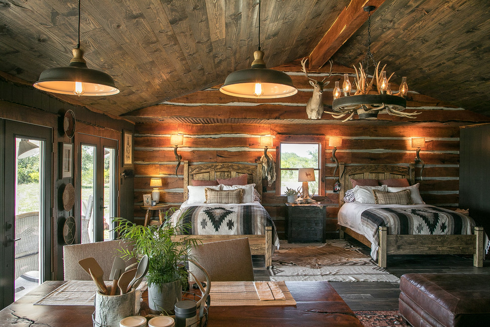 Rustikales Schlafzimmer mit brauner Wandfarbe, dunklem Holzboden und braunem Boden in Austin