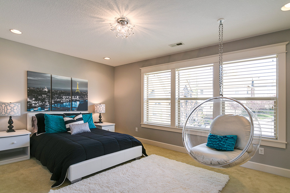 На фото: спальня в современном стиле с серыми стенами и ковровым покрытием без камина с