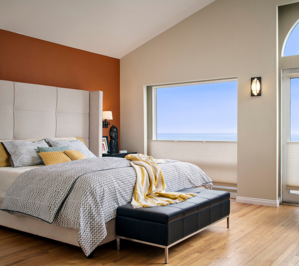 Ejemplo de dormitorio principal minimalista de tamaño medio sin chimenea con paredes multicolor y suelo de madera clara