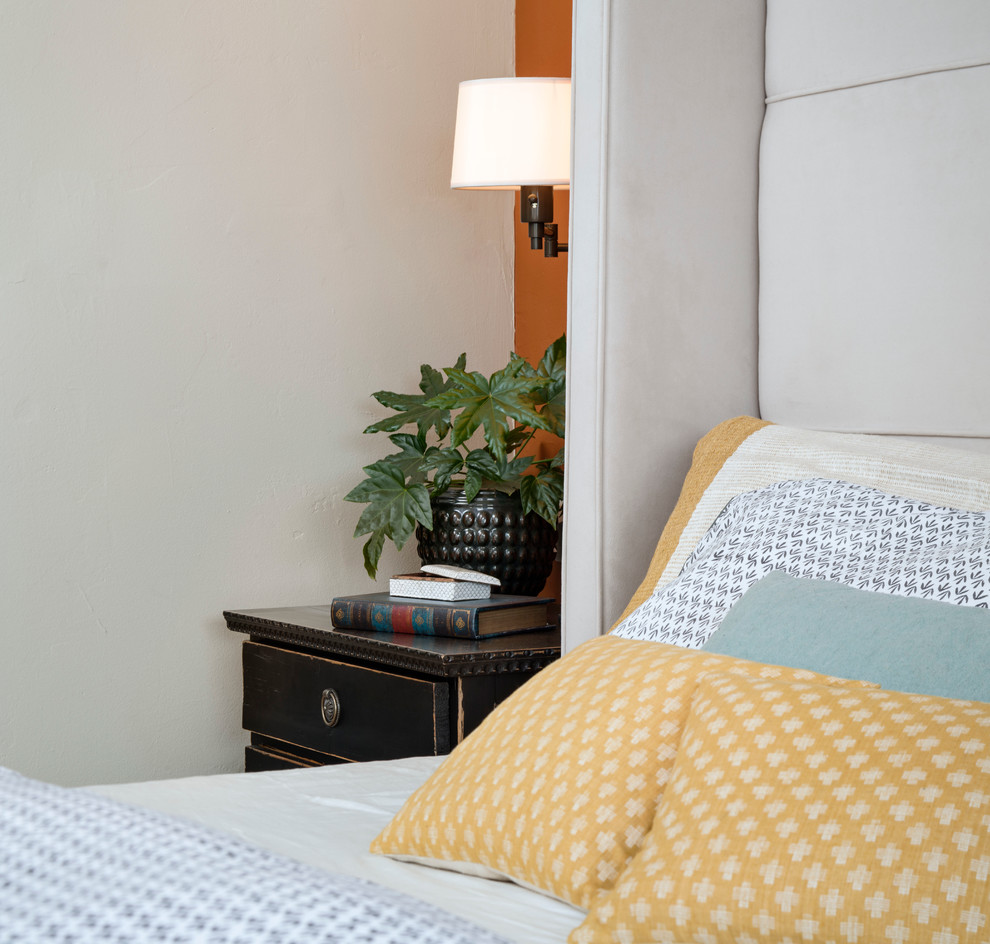 Diseño de dormitorio principal minimalista de tamaño medio sin chimenea con paredes multicolor y suelo de madera clara