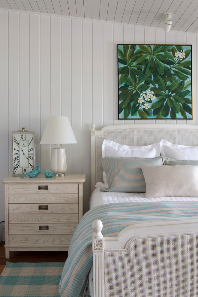Idee per una camera da letto tropicale con pareti bianche, parquet scuro e pavimento marrone