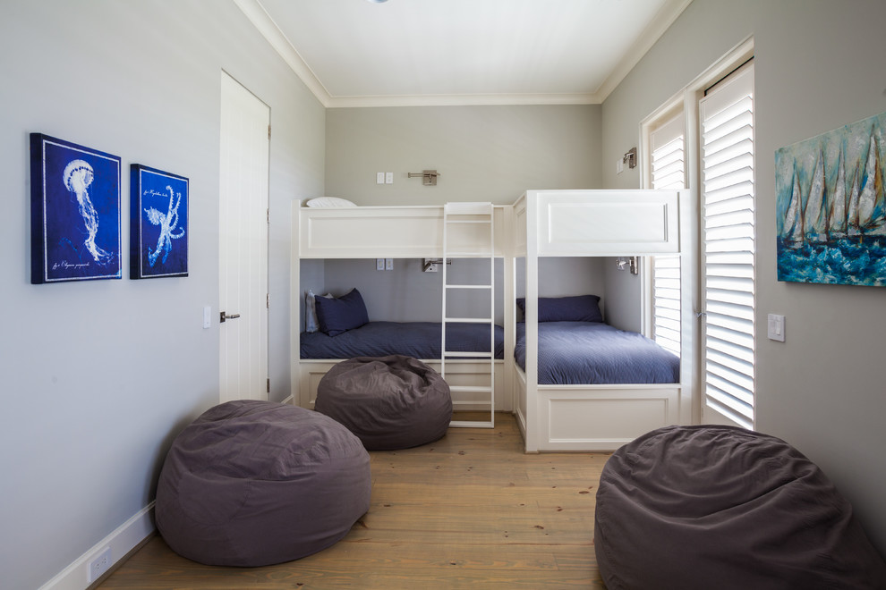 ヒューストンにあるビーチスタイルのおしゃれな客用寝室 (グレーの壁、淡色無垢フローリング) のインテリア