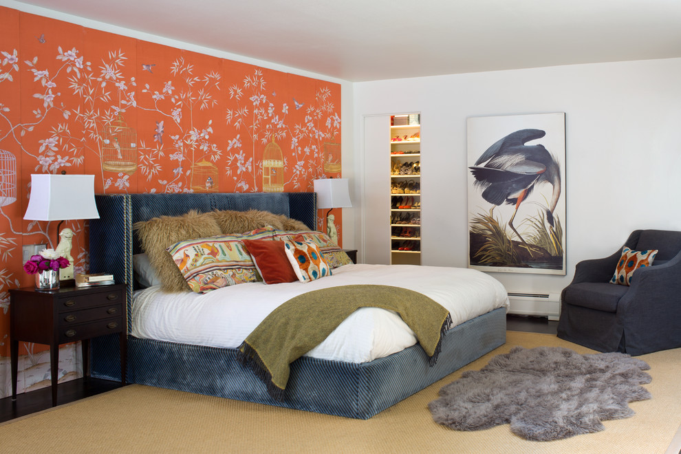 Eklektisk inredning av ett sovrum, med orange väggar