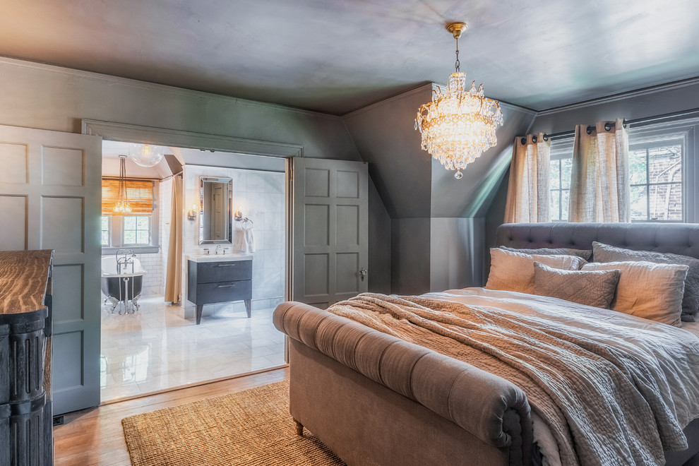 Пример оригинального дизайна: хозяйская спальня среднего размера в стиле неоклассика (современная классика) с серыми стенами, паркетным полом среднего тона и коричневым полом
