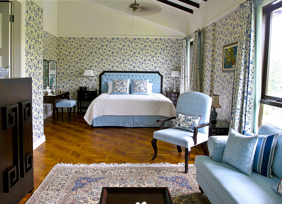 Immagine di una camera da letto classica con pareti gialle e pavimento in legno massello medio
