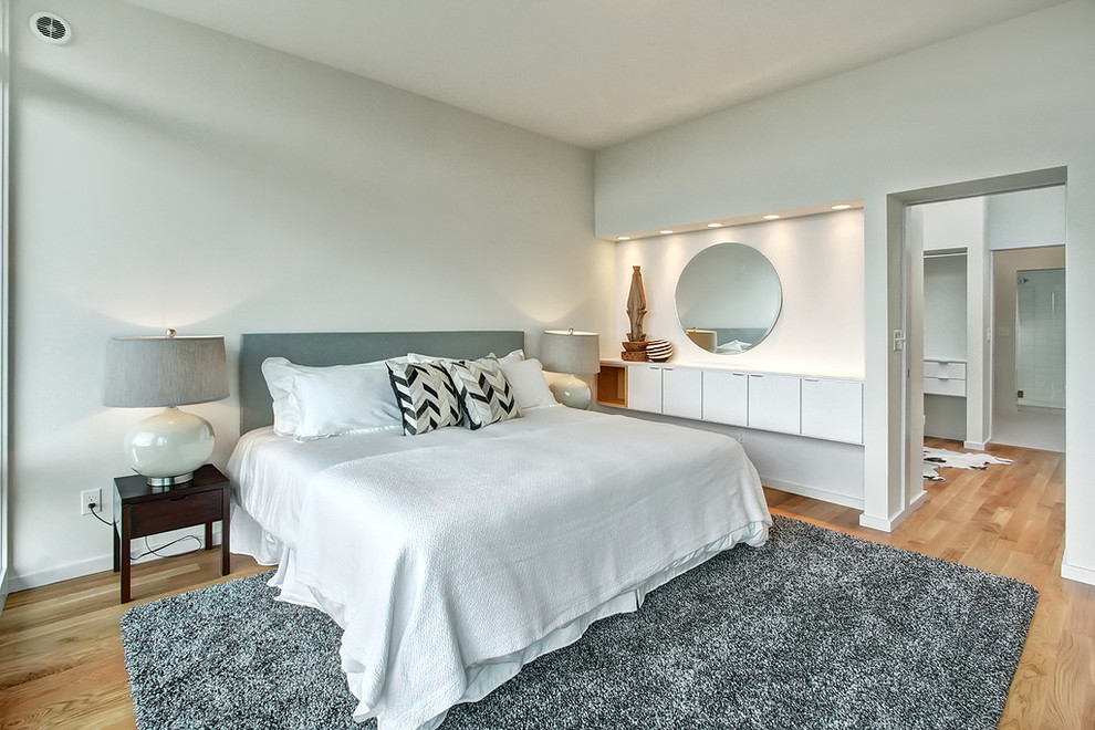 Свежая идея для дизайна: хозяйская спальня среднего размера в современном стиле с белыми стенами и паркетным полом среднего тона - отличное фото интерьера