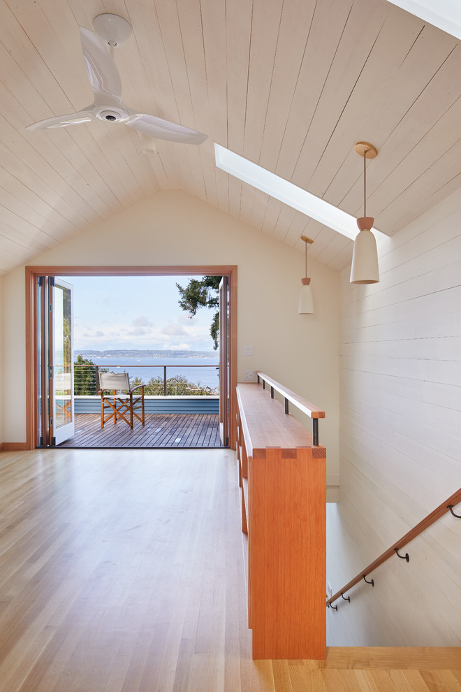 Kleines Modernes Hauptschlafzimmer mit weißer Wandfarbe und hellem Holzboden in Seattle