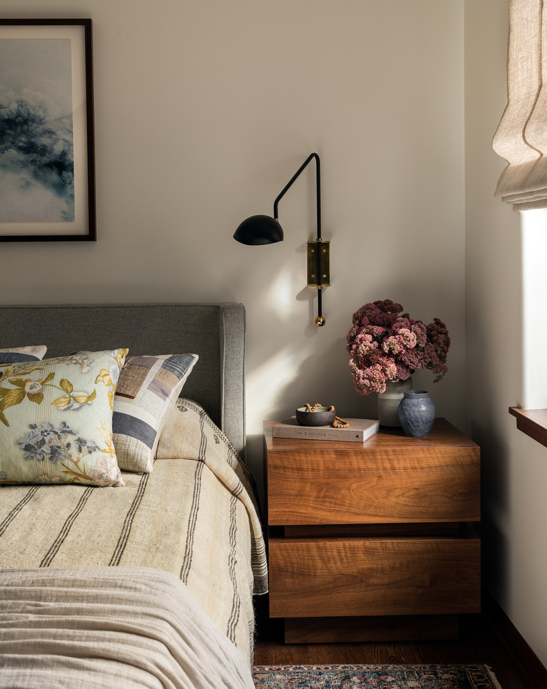 Retro Schlafzimmer mit weißer Wandfarbe, braunem Holzboden und braunem Boden in Seattle