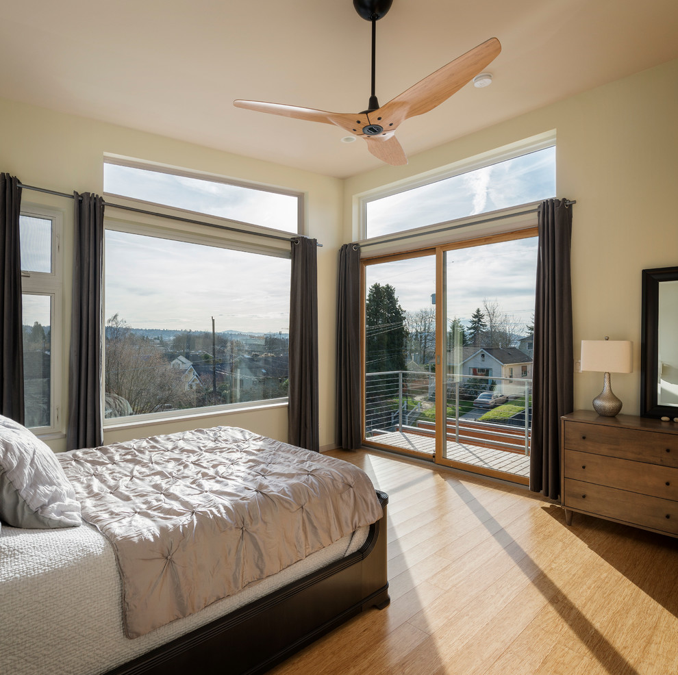Mittelgroßes Modernes Schlafzimmer ohne Kamin mit weißer Wandfarbe und Bambusparkett in Seattle