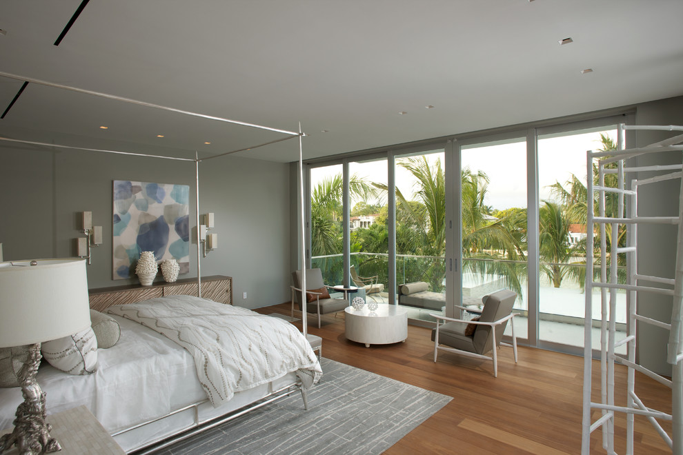 Diseño de dormitorio principal contemporáneo grande sin chimenea con paredes grises y suelo de madera en tonos medios