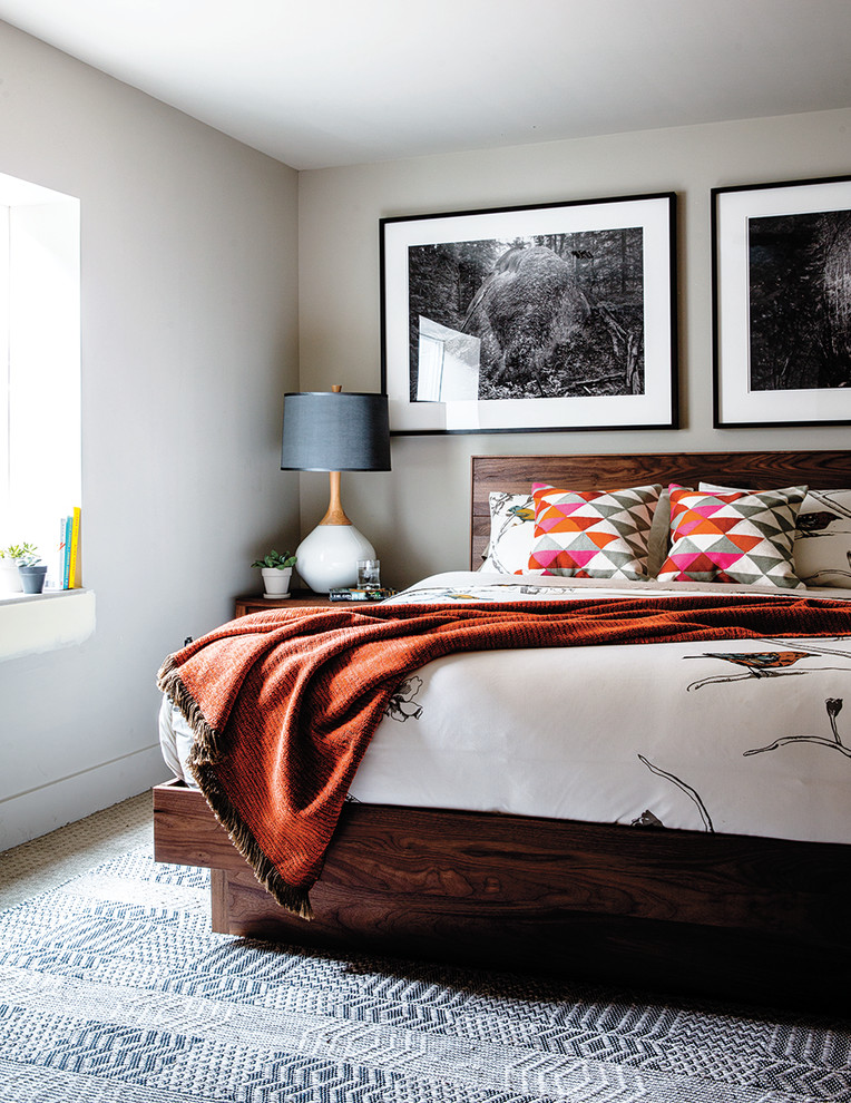Стильный дизайн: спальня в стиле ретро с белыми стенами, ковровым покрытием и разноцветным полом без камина - последний тренд