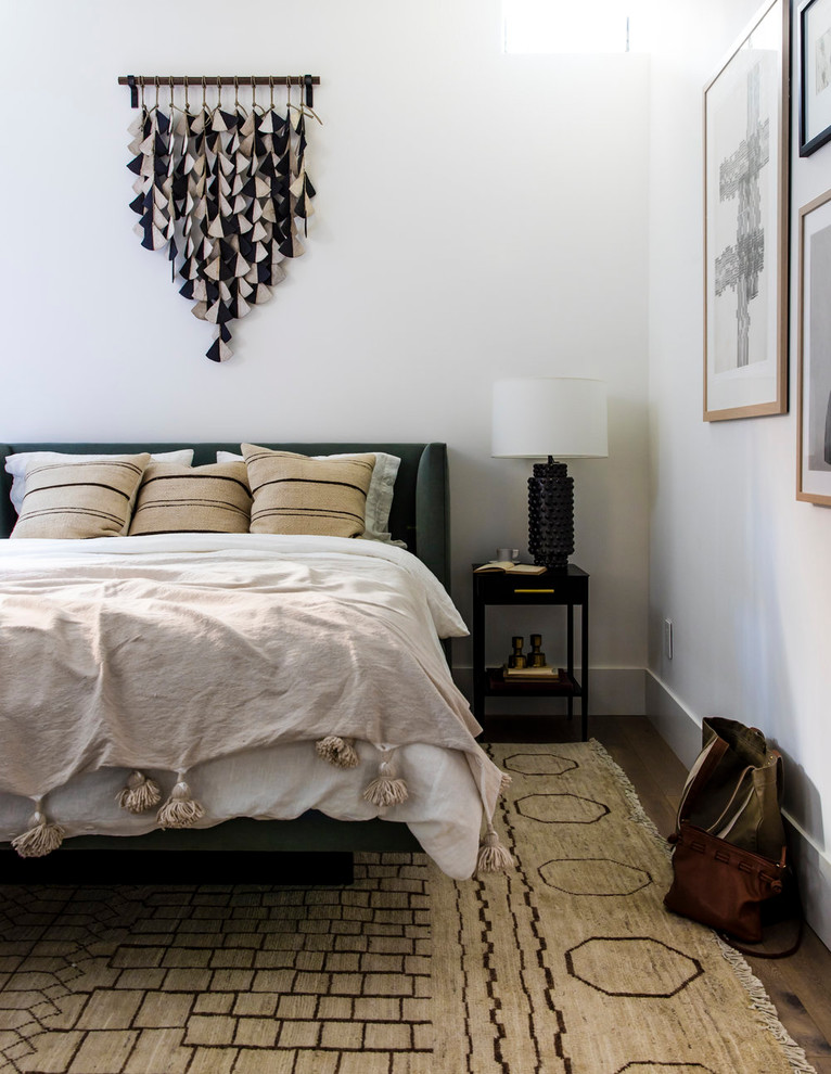 На фото: спальня в современном стиле с белыми стенами, паркетным полом среднего тона и коричневым полом